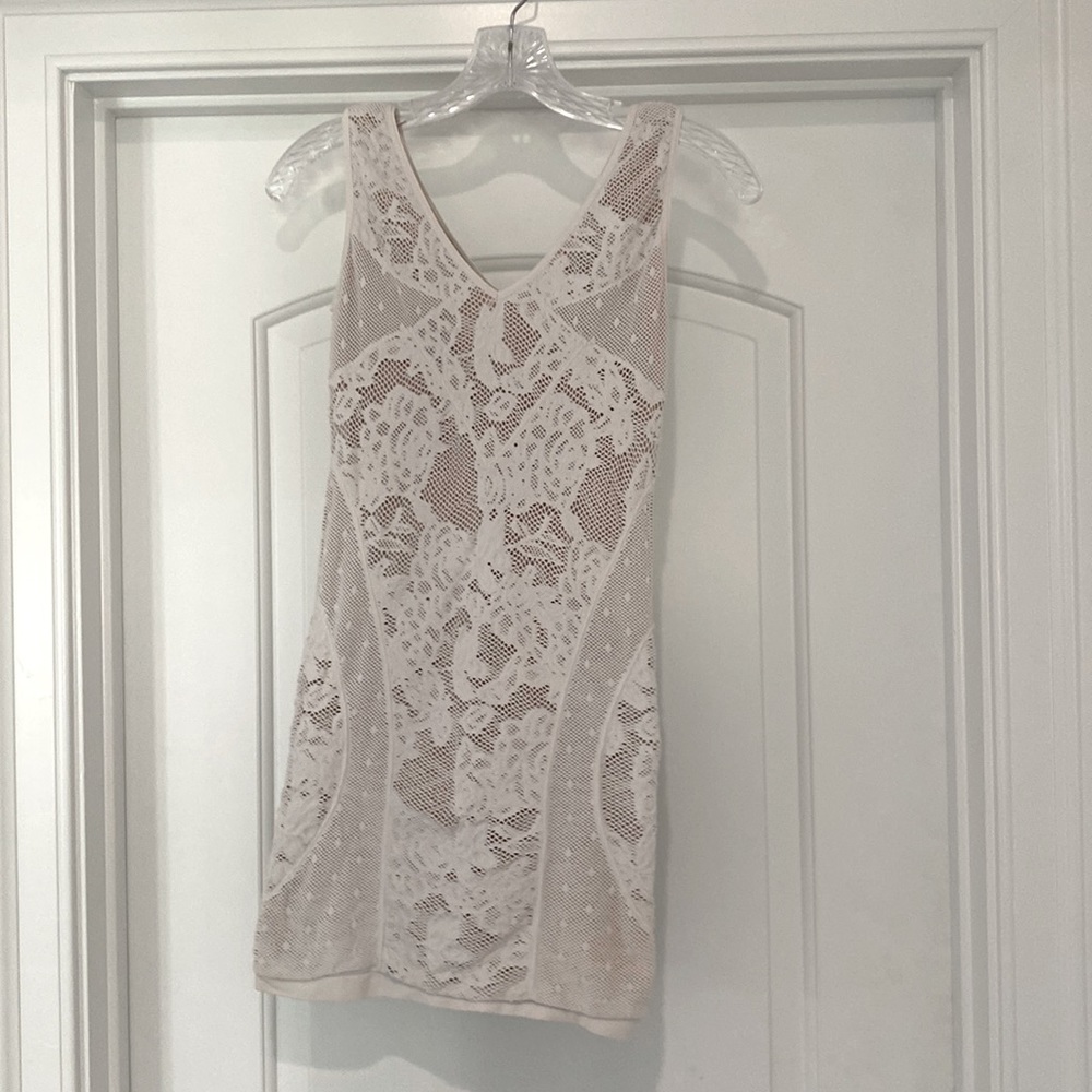 Bebe Bodycon White lace dress with tan undertones - Size US Small